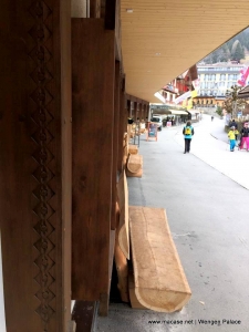 La Gare et ces bancs en bois